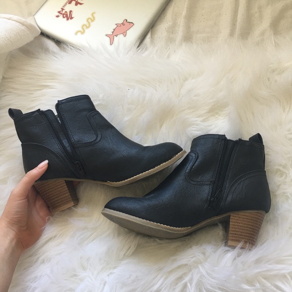 BLACK BOOTS - Picture 2 of 6